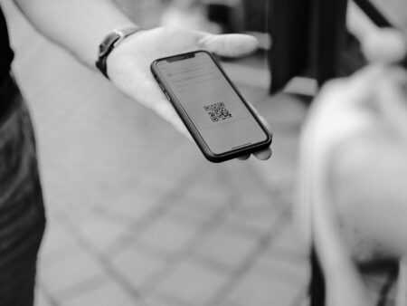 QR kodas ant bilieto padaro tikrinimą lengvą, bet laukimą — dažnesnį
