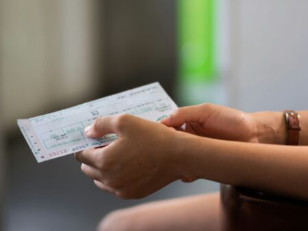Bilietą žmonės tikrina du kartus, net kai jau mato atsakymą